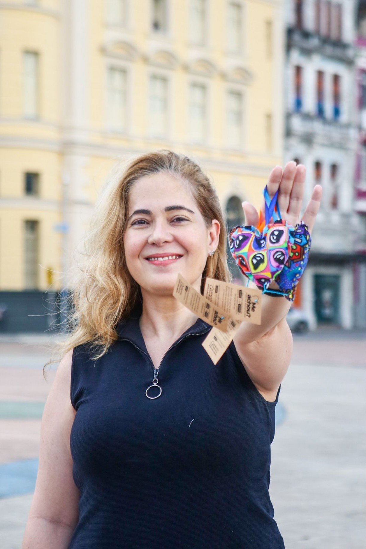 A estilista Flávia Azevedo tem espalhado amor e afeto pela cidade com o inovador e criativo projeto "Gentilezas" . Trata-se da primeira oficina do projeto para que as pessoas costurem corações de tecido a serem doados e reflitam sobre a empatia e atos de gentileza