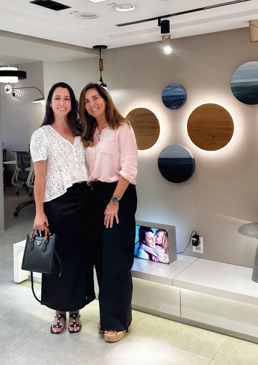 A artista plástica Sandra Freitas com a empresária Cláudia Castello em uma tarde de conversa sobre iluminação especial para obras de arte. ARQUIVO PESSOAL