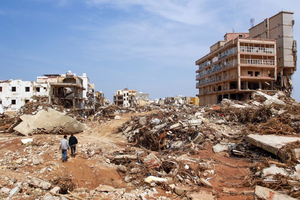 Imagens da cidade de Derna, de 100.000 habitantes, mostram vários edifícios destruídos às margens de um rio 