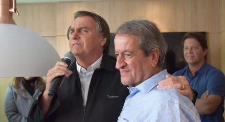 O ex-presdente Jair Bolsonaro (PL) ao lado do presidente do PL, o ex-deputado Valdemar da Costa Neto