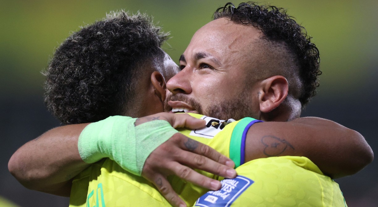 Neymar abraça Rodrygo durante jogo da Seleção Brasileira