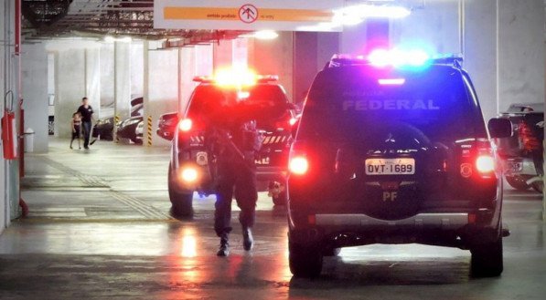 PF faz operação, que mira suspeitos de fraudes durante Intervenção Federal no RJ; ex-vice de Bolsonaro é investigado