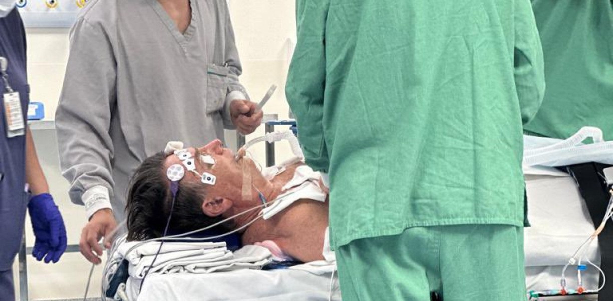 Bolsonaro publicou foto deitado em maca após fazer as cirurgias