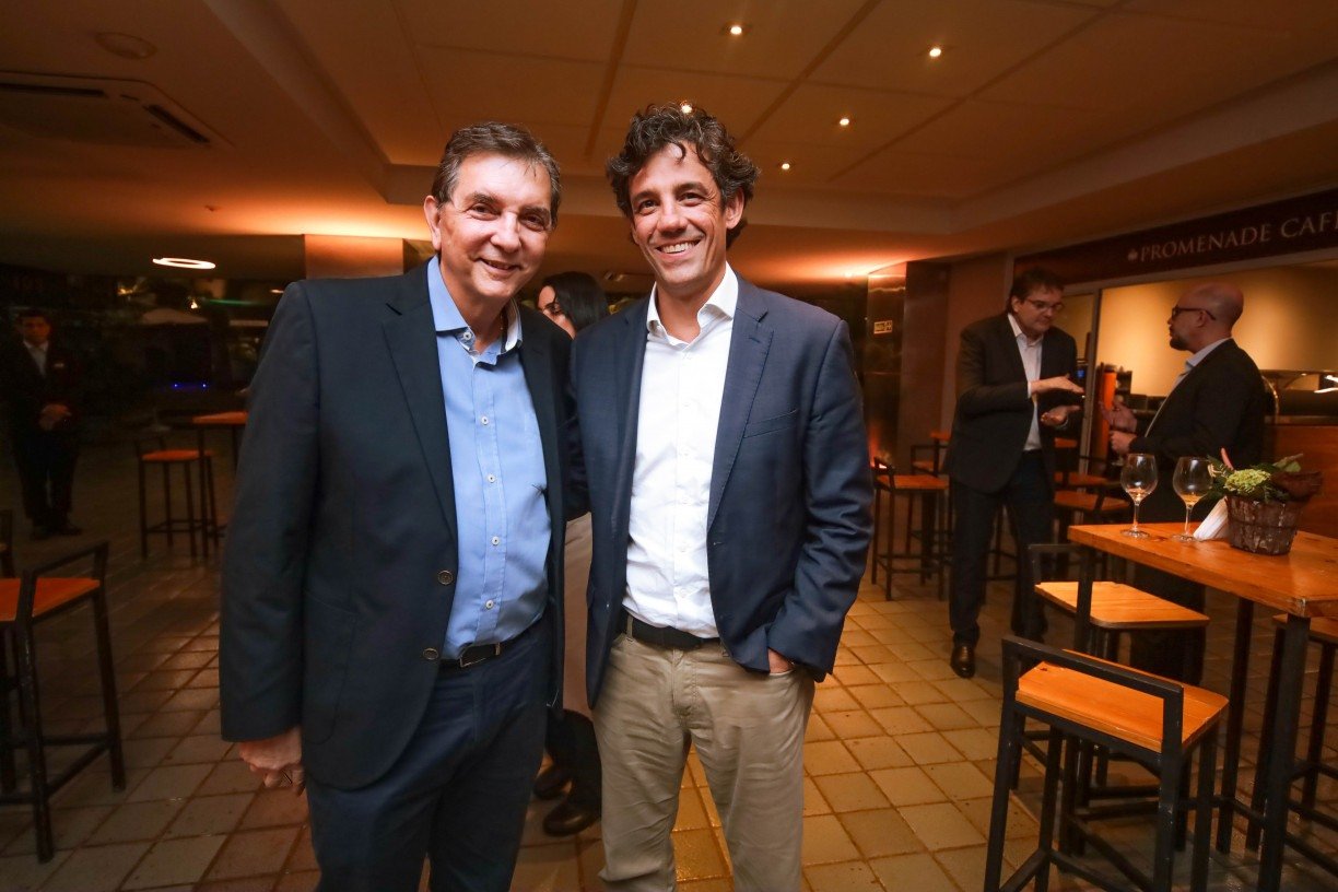 LUIZ GUILHERME PONTES COM O SECRETÁRIO DE TURISMO DANIEL COELHO NA INAUGURAÇÃO DA NOVA LOJA PONTESTUR TAP PARTNER NO MAR HOTEL CONVENTIONS FOTO THIAGO PAIXÃO  DIVULGAÇÃO