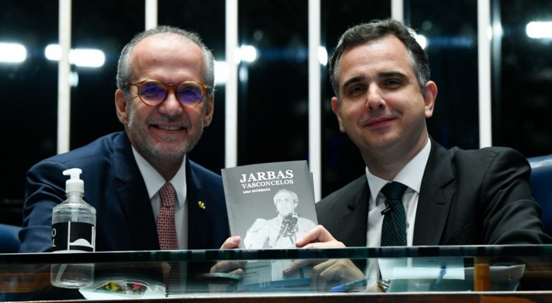 O senador Fernando Dueire entregou a biografia de Jarbas Vasconcelos ao presidente do Senado, Rodrigo Pacheco, no plenário da Casa