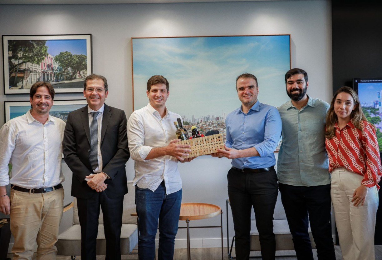 O prefeito João Campos, acompanhado da secretária de Desenvolvimento Econômico Joana Portela e do secretário de Política Urbana e Licenciamento Carlos Muniz, em encontro com sócios investidores da nova unidade do restaurante Coco Bambu no Recife