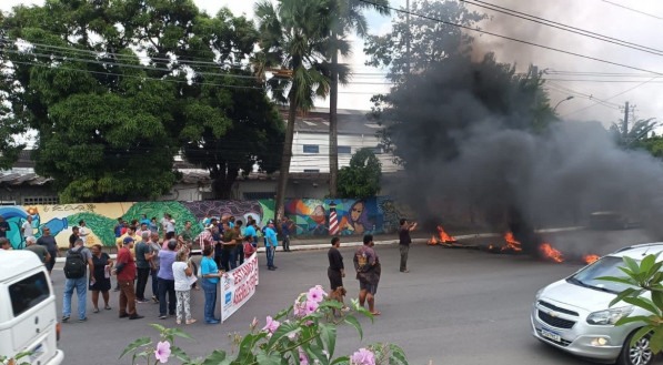 Protesto de funcionários da Compesa fecha pista do Cabanga