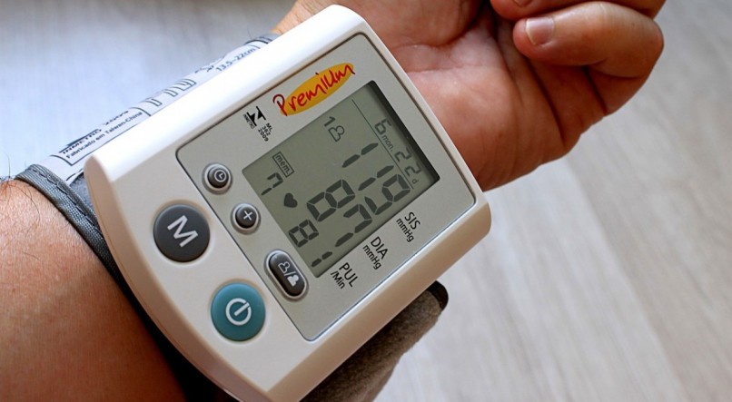 Os números que aparecem ao aferir a pressão arterial podem parecer confusos à primeira vista, mas são simples de compreender