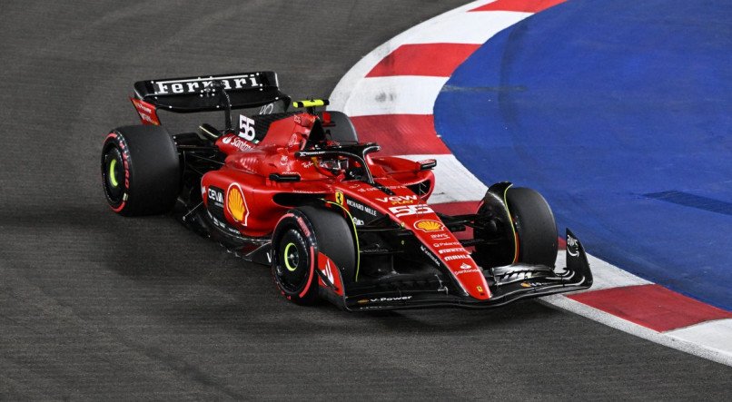 Carlos Sainz (Ferrari) conquistou a pole position do GP de Singapura.