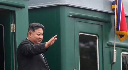 Líder norte-coreano Kim Jong-un deixou a Rússia neste domingo (17), encerrando uma viagem de vários dias na qual fortaleceu os vínculos com o presidente Vladimir Putin 