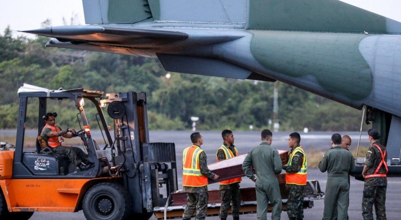 Um avião de pequeno porte caiu, neste sábado (16), em Barcelos, no interior do Amazonas, deixando 14 mortos