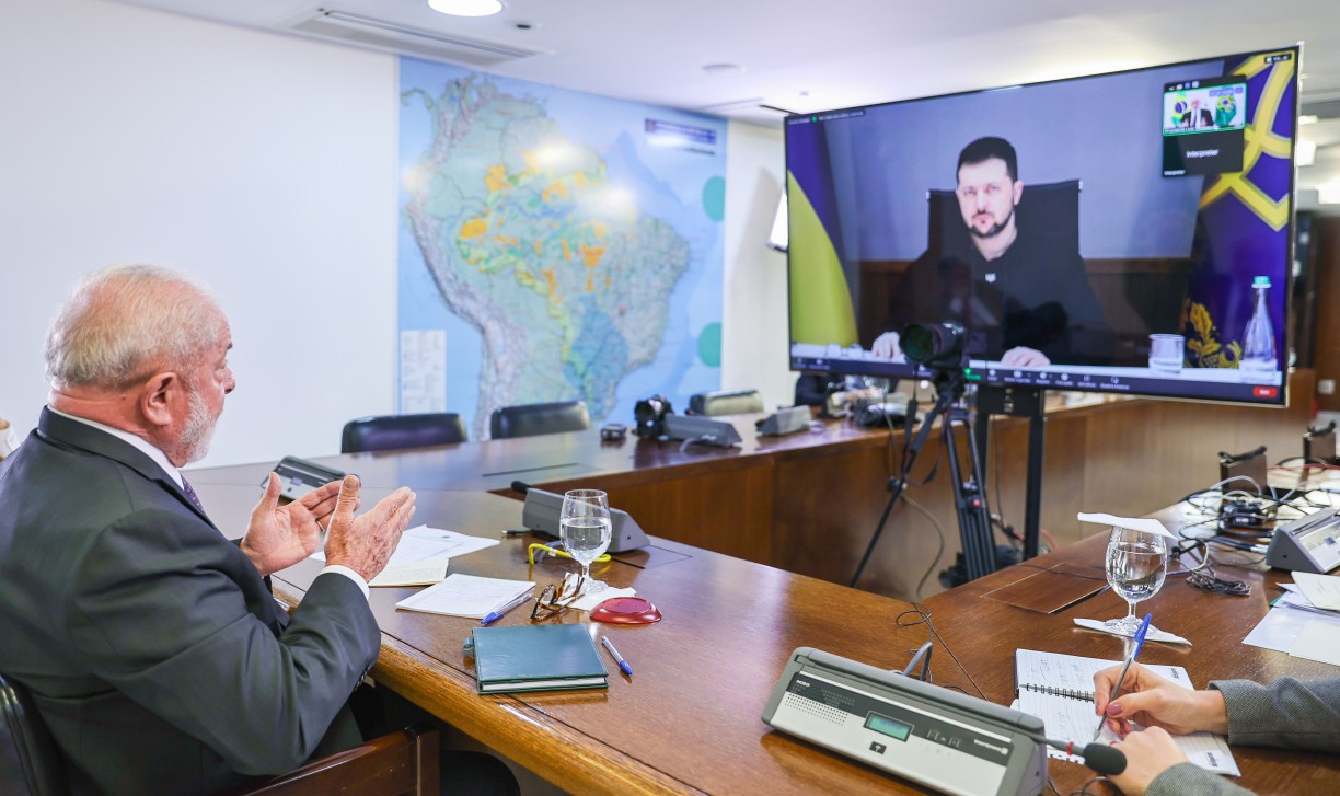 Presidente da República, Luiz Inácio Lula da Silva, durante videochamada com o Presidente da Ucrânia, Volodymyr Zelensky, no Palácio do Planalto