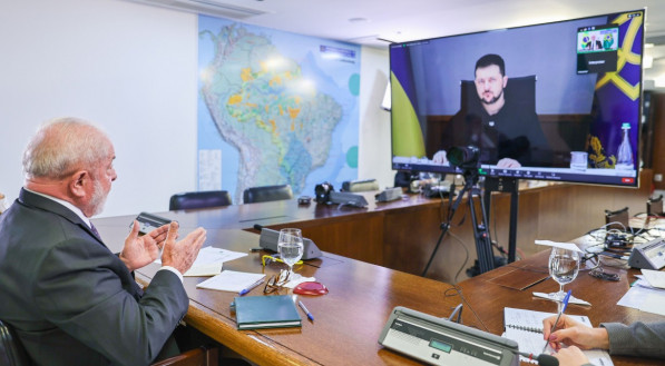 Presidente da República, Luiz Inácio Lula da Silva, durante videochamada com o Presidente da Ucrânia, Volodymyr Zelensky, no Palácio do Planalto