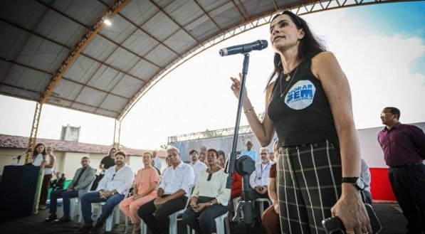 A secretária de Habitação de Pernambuco, Simone Nunes 