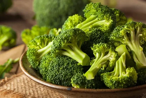 O brócolis é uma hortaliça cultivada em diversas partes do mundo devido ao seu valor nutricional e versatilidade culinária.