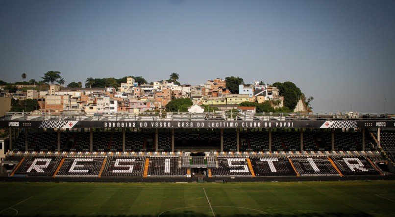 Foto mosaico resistir + faixa Obrigado Vasco no Mirante da Colina em 14 de Setembro de 2023