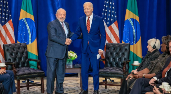 Biden pede ajuda de Lula para conseguir aproxima&ccedil;&atilde;o com a Venezuela, plano de presidente estadunidense &eacute; assegurar uma transi&ccedil;&atilde;o democr&aacute;tica para pa&iacute;s e declara possibilidade de diminuir san&ccedil;&otilde;es &agrave; Venezuela