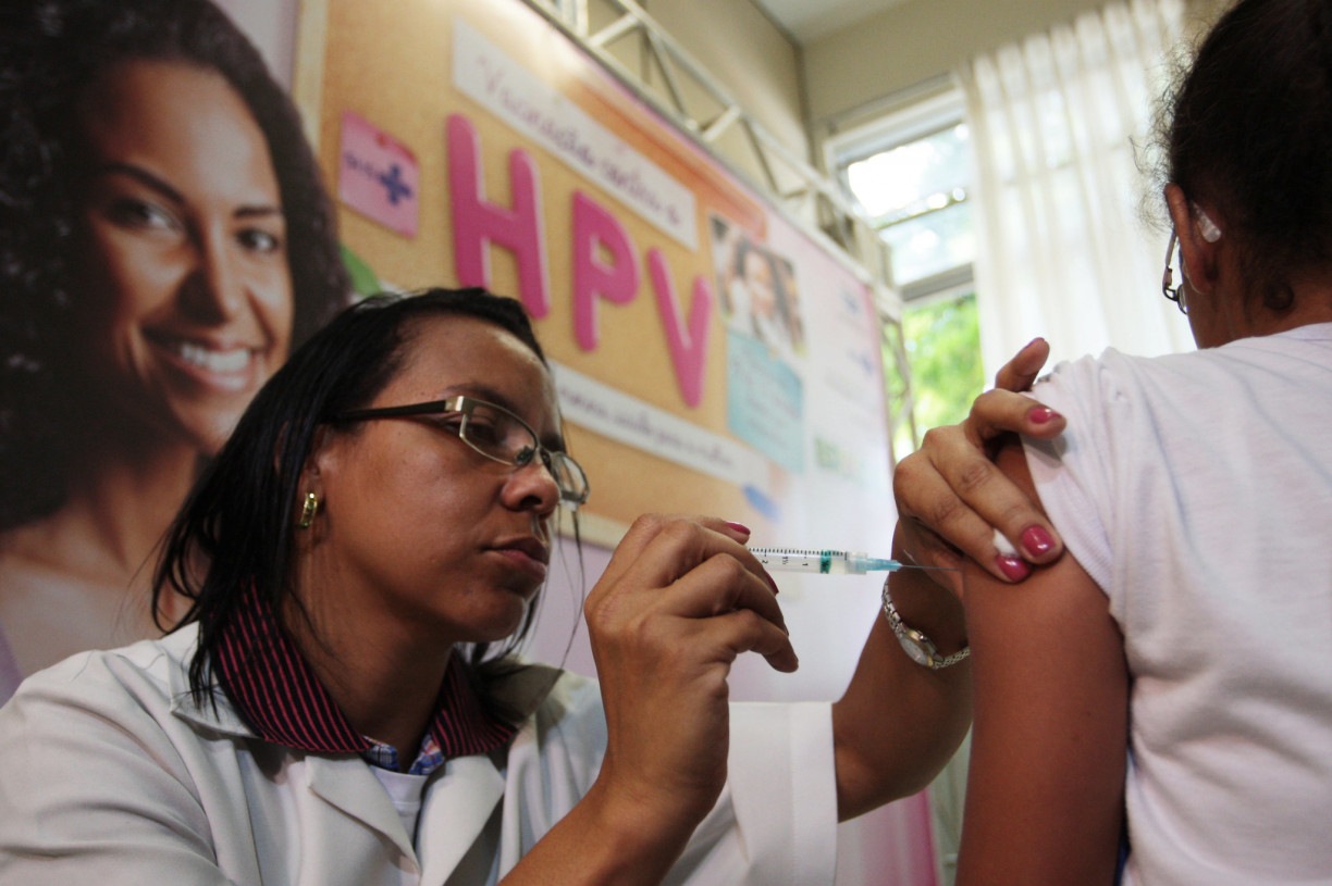No SUS, a vacina é distribuída gratuitamente e previne infecções para os tipos mais frequentes de HPV: 6, 11, 16 e 18 (quadrivalente)
