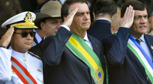 O comandante da Marinha, Almirante Almir Garnier Santos, o presidente Jair Bolsonaro, e o ministro da Defesa, Paulo Sérgio, durante desfile cívico-militar do 7 de Setembro, que este ano comemora o Bicentenário (200 anos) da Independência do Brasil.