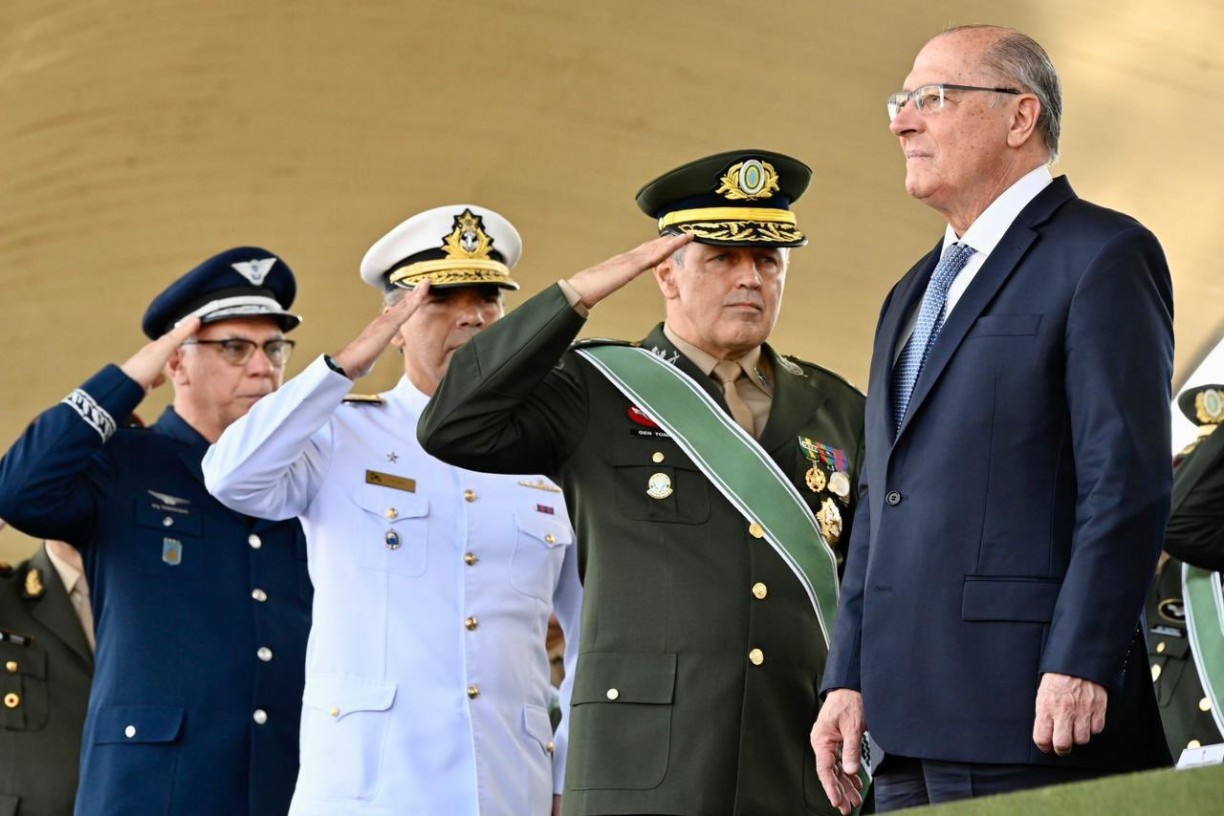 Vice-presidente Geraldo Alckimin (PSB) ao lado da cÃºpula das ForÃ§as Armadas