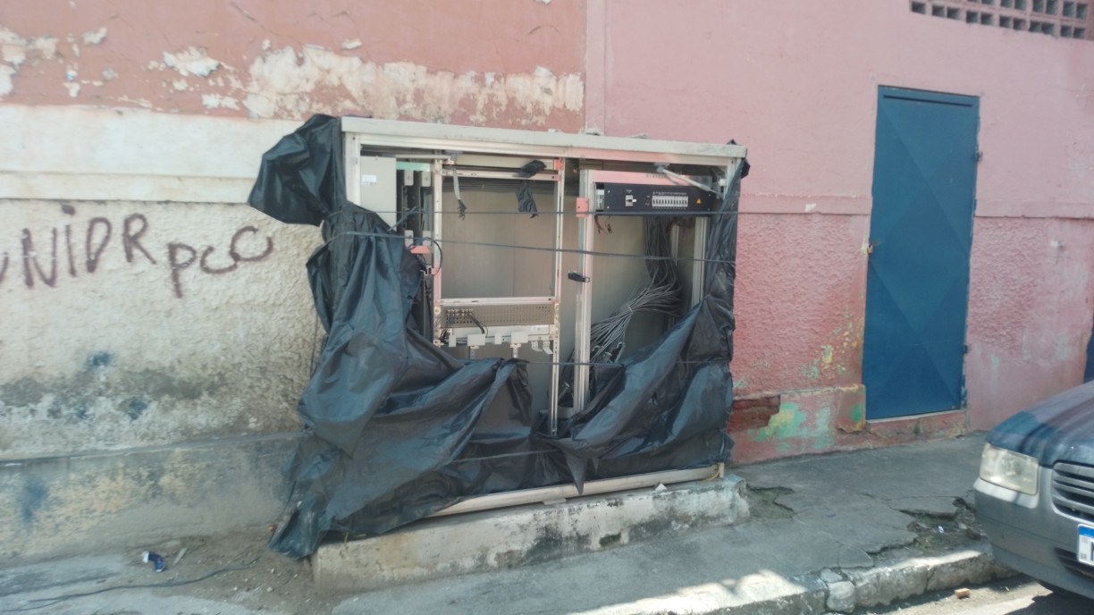 Vândalos depenam caixa telefônica em Limoeiro