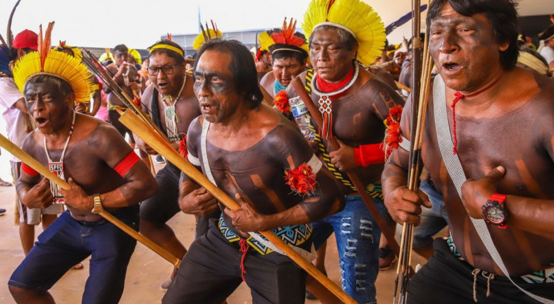 Lideranças indígenas fazem passeata contra marco temporal na Esplanada dos Ministérios