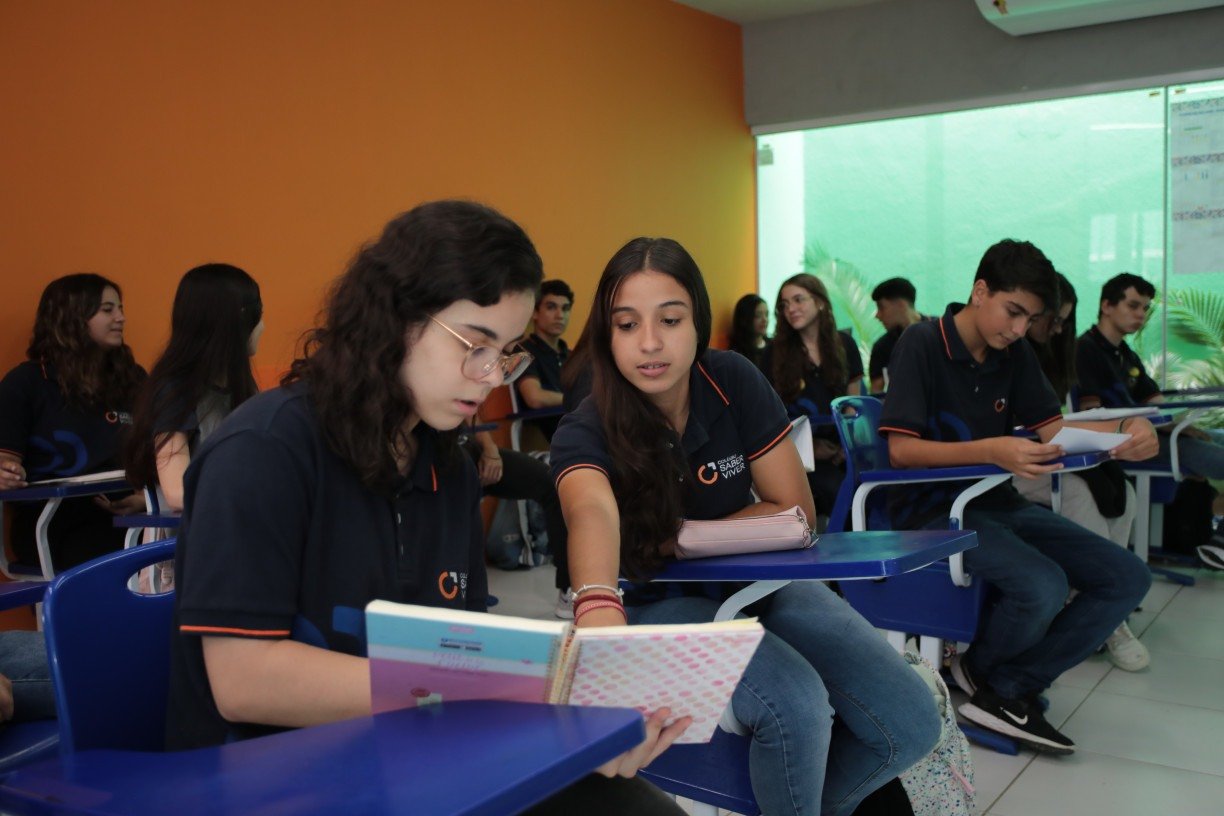 A estudante Larissa Leandro conta que o acolhimento dos pais é fundamental para acabar com essa "pressão pela perfeição",  que pode prejudicar o aluno em sua rotina de estudos