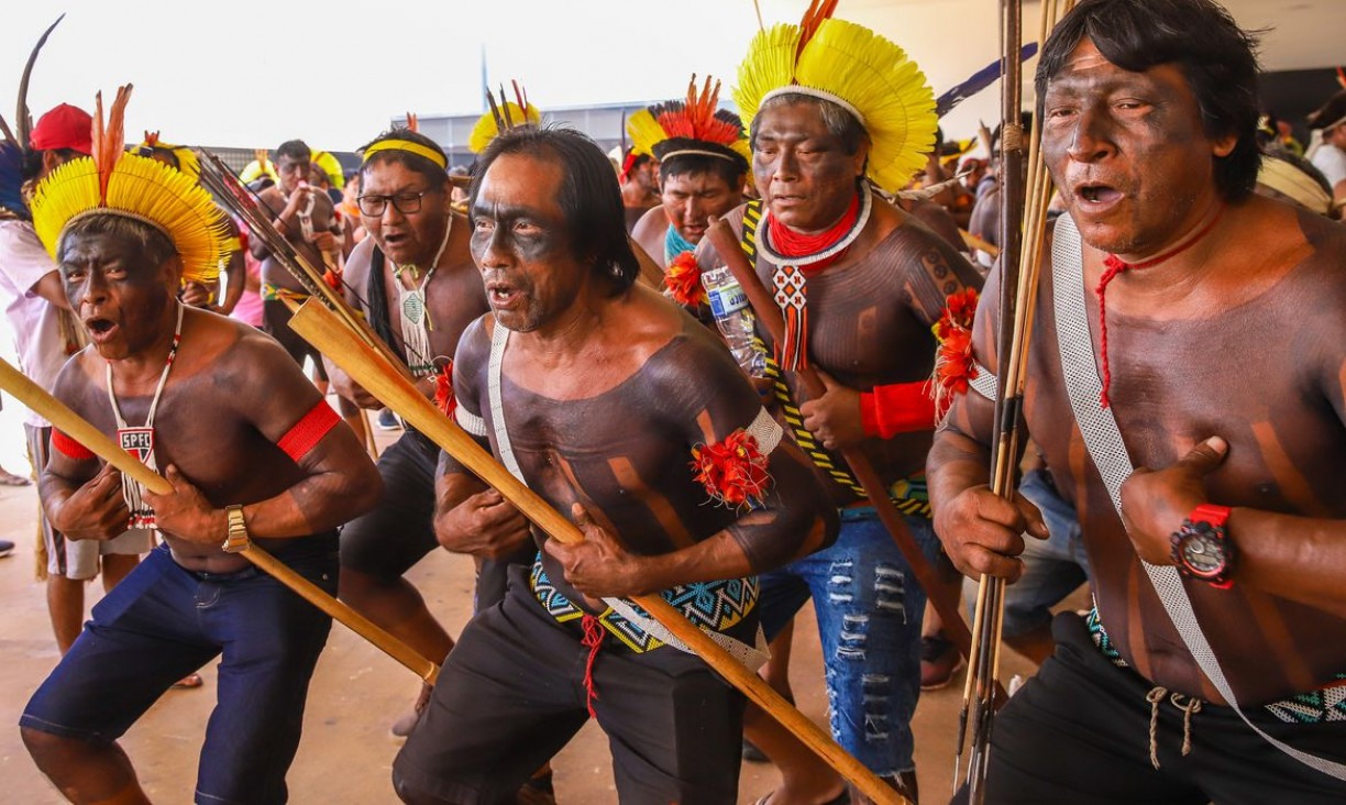 Lideranças indígenas fazem passeata contra marco temporal na Esplanada dos Ministérios