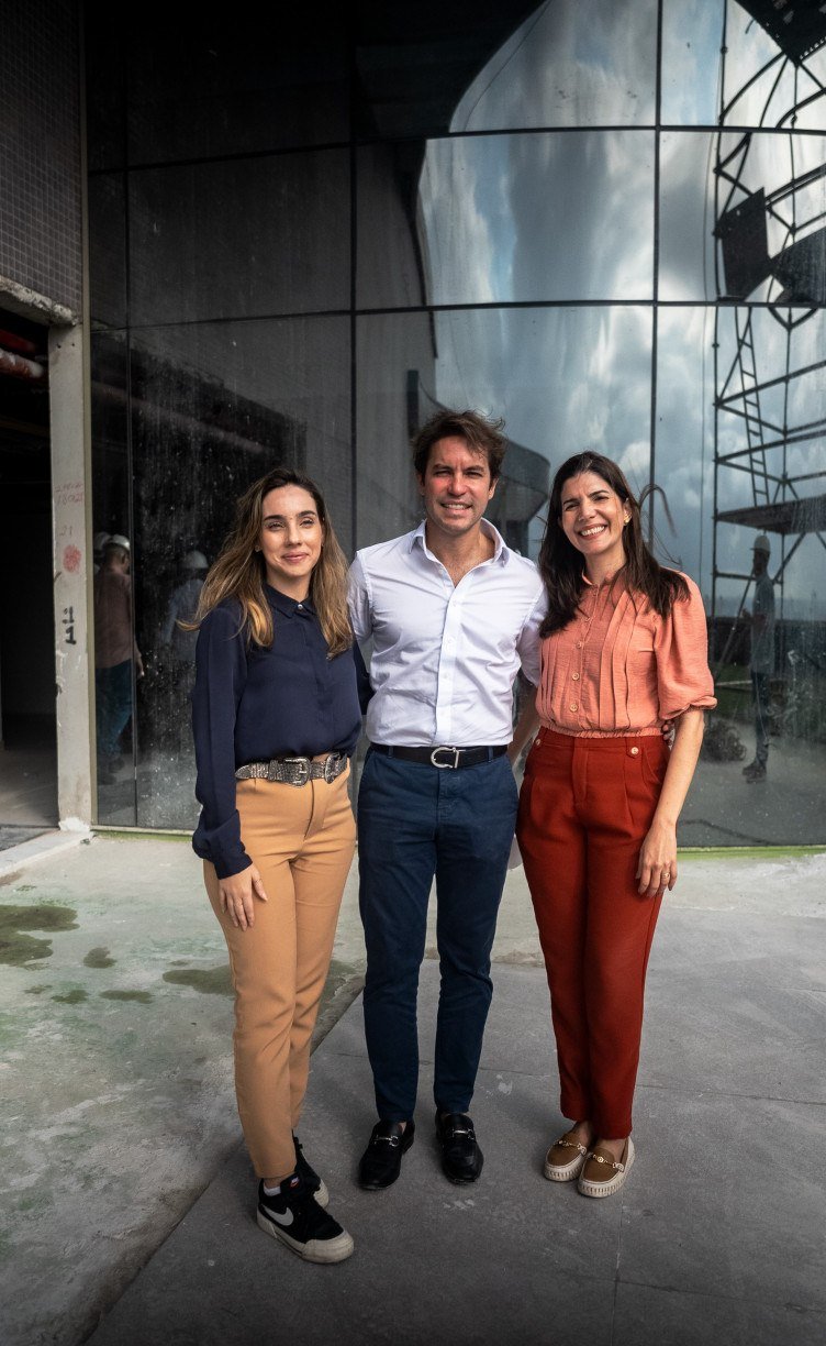 Marcelo Vieira recebeu as secretárias de Desenvolvimento Econômico do Recife, Joana Florêncio, e de saúde, Luciana Albuquerque, nas obras do Hospital Memorial Star Wesley Augusto