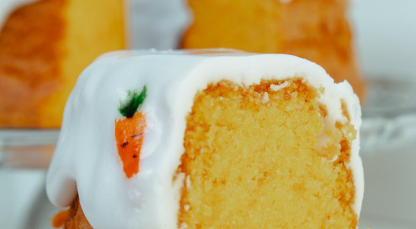 O bolo de cenoura é um clássico atemporal, perfeito para a Páscoa em abril. Ele é feito com cenouras raladas, nozes e uma cobertura de cream cheese, proporcionando um equilíbrio delicioso entre doce e picante.

