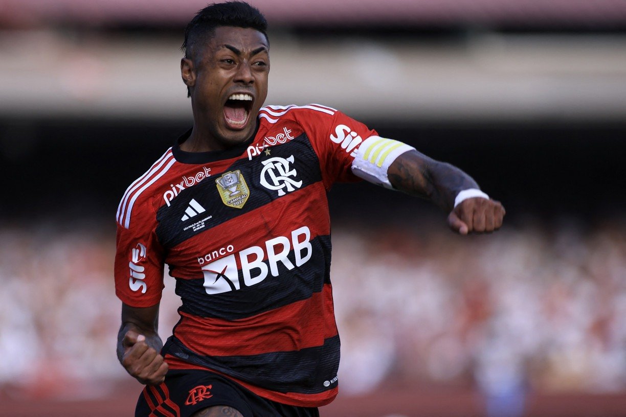 Ayrton Lucas of Flamengo heads the ball against Matias Rojas of