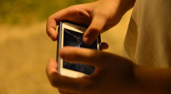 Em média, os adolescentes passam quatro horas diárias conectados, principalmente pelo celular e fora do contexto escolar