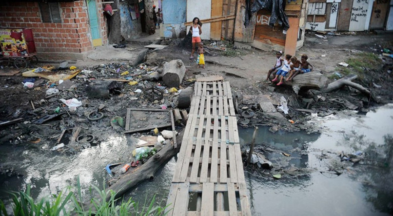 Enquanto a pobreza se alastra, o Estado brasileiros faz vista grossa