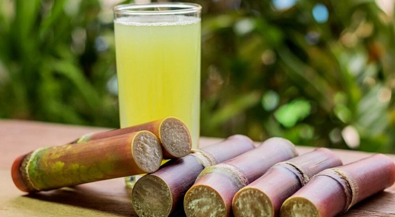 Conheça os benefícios do caldo de cana, bebida feita de a partir da cana-de-açúcar