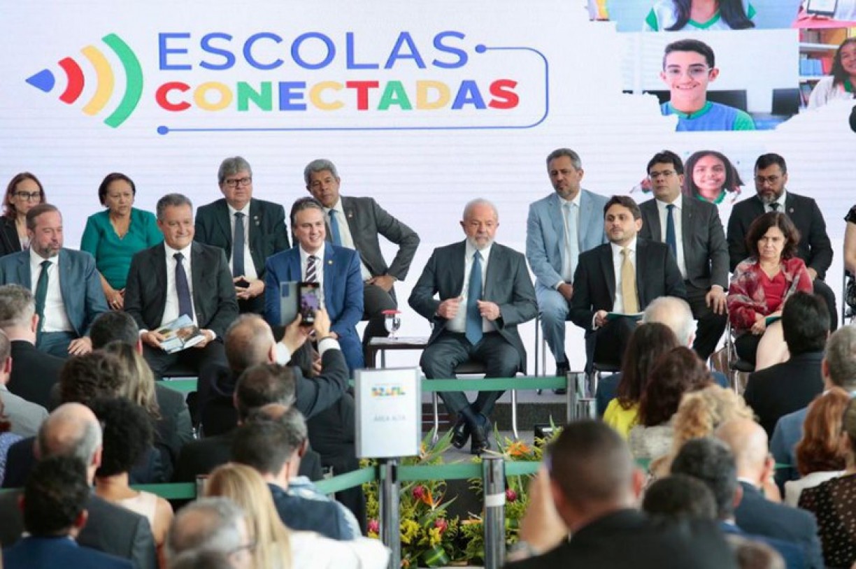 O presidente Lula, e os ministros de Estado da Educação, Camilo Santana, e das Comunicações, Juscelino Filho, lançaram a Estratégia Nacional Escolas Conectadas