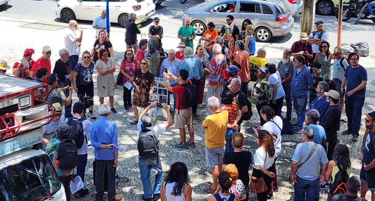 Manifestação em frente ao Teatro Valdemar de Oliveira, no Recife, pede pelo tombamento e reabertura do espaço