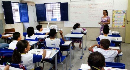 Recife – Alunos da Escola Municipal Abílio Gomes, na capital pernambucana, usam livros didáticos que podem ser proibidos pela Câmara de Vereadores (Sumaia Vilela / Agência Brasil)