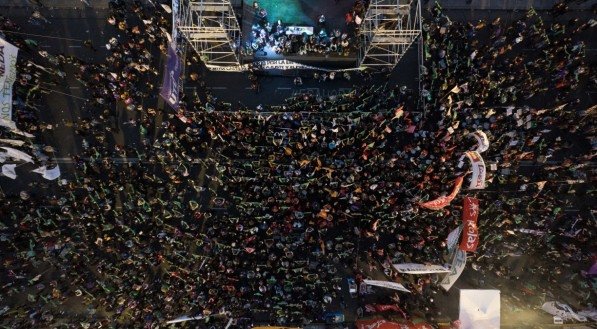 Passeata reúne milhares de pessoas na Argentina em defesa do aborto legal