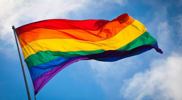 Imagem ilustra bandeira de arco-íris em alusão à comunidade LGBTQIA+; data é de celebração e reflexão sobre as conquistas e desafios