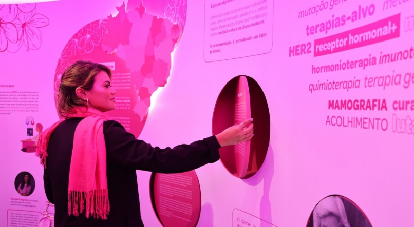 Jornalista pernambucana Kamila Nunes é homenageada na exposição Coletivo Pink, por um outubro além do rosa: mulheres que transformaram o viver com câncer de mama na ciência e na sociedade