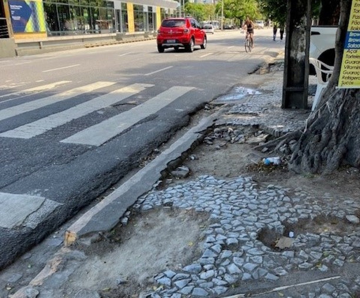 Calçadas do centro do Recife degradadas