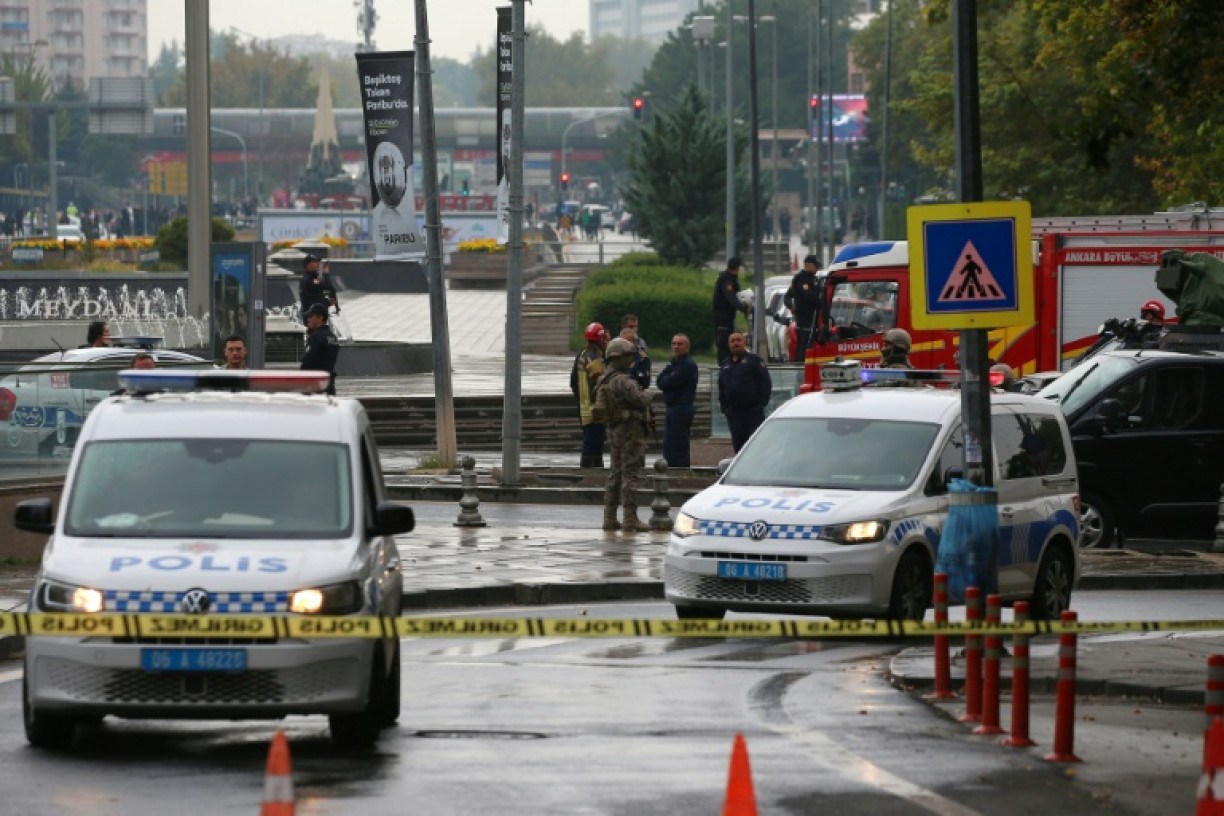 Segundo o governo turco, a área do ataque, que não foi reivindicado, abriga vários ministérios e o Parlamento


