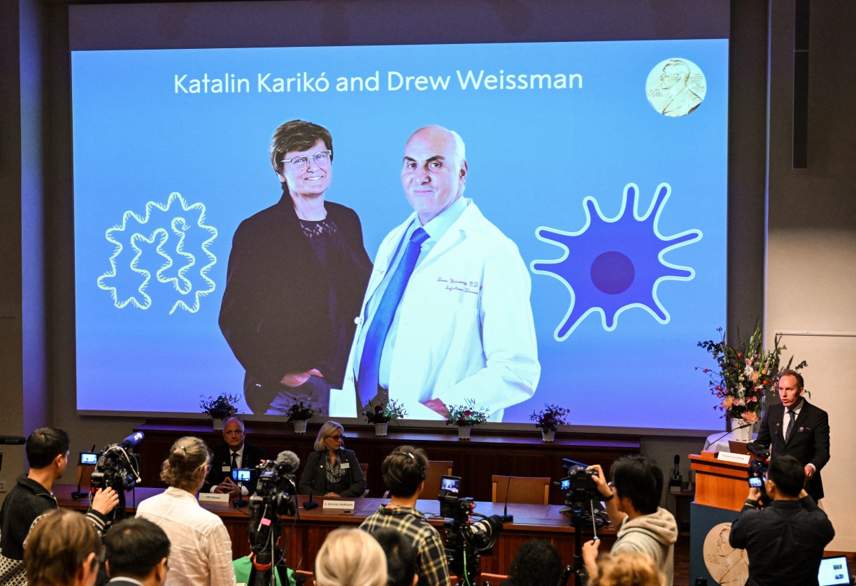 Tela no Karolinska Institute mostra Katalin Kariko da Hungria (esquerda) e Drew Weissman, durante anúncio dos vencedores do Prêmio Nobel de Medicina 2023