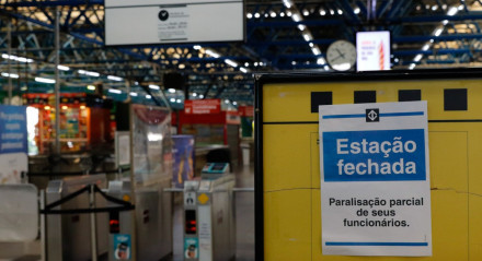 Estação Palmeiras-Barra Funda, linha 3 do Metrô, fechada para embarque durante a greve dos metroviários em São Paulo