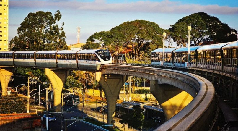 Metrô entre as estações Fazenda da Juta e São Mateus, da Linha 15-Prata, em São Paulo