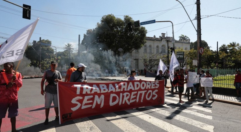 Protesto de trabalhadores por aplicativo acontece em frente à Câmara Municipal do Recife