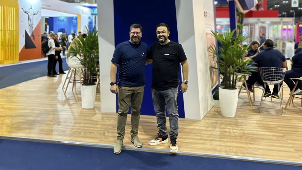 Alan Barros, da Faturepag, e Renato Alves, da Viagens Promo, durante a Abav Expo 50, que reuniu o maior trade turístico do Brasil, no Rio de Janeiro Arquivo Pessoal