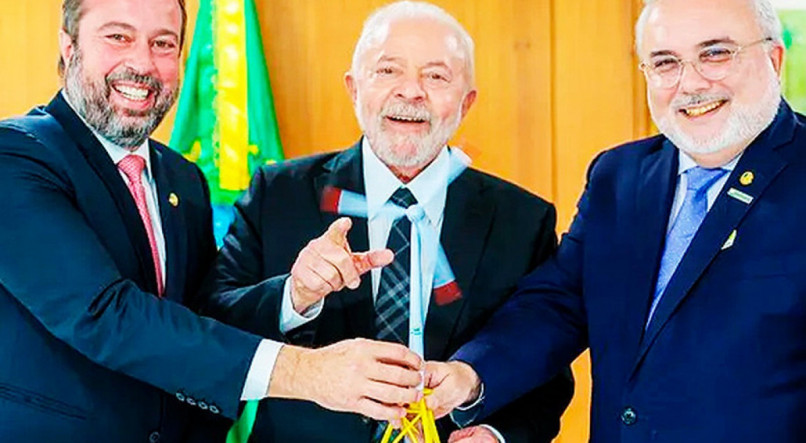 Lula, Jean Paul Prates e Alexandre Silveira. Governo Lula estuda possibilidade de subsidiar parte da conta de luz dos brasileiros, a situa&ccedil;&atilde;o tem v&iacute;nculo com o foco na transi&ccedil;&atilde;o energ&eacute;tica