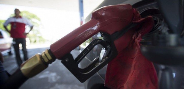  Entram hoje (7) em vigor os novos preços da gasolina e do óleo diesel. O reajuste da gasolina é de 3%. Já o aumento do diesel será de 6%. (Marcelo Camargo/Agência Brasil)