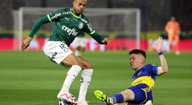 Mayke, jogador do Palmeiras, disputando bola com jogador do Boca Juniors